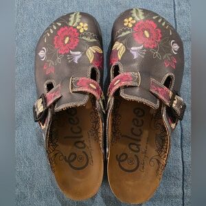 Calceo Floral Mules - Black and Red